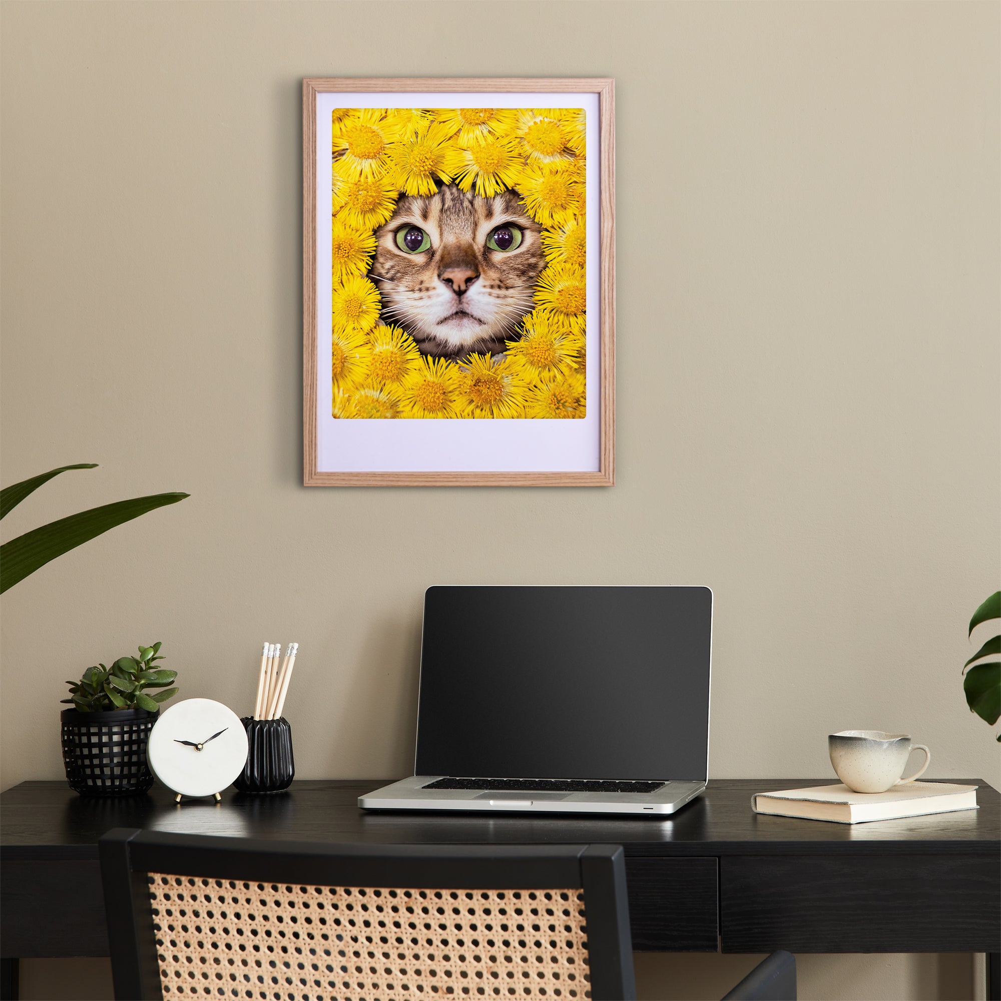 pickmotion-cat-and-flowers-art-poster-mit-echtglas-rahmen image 2