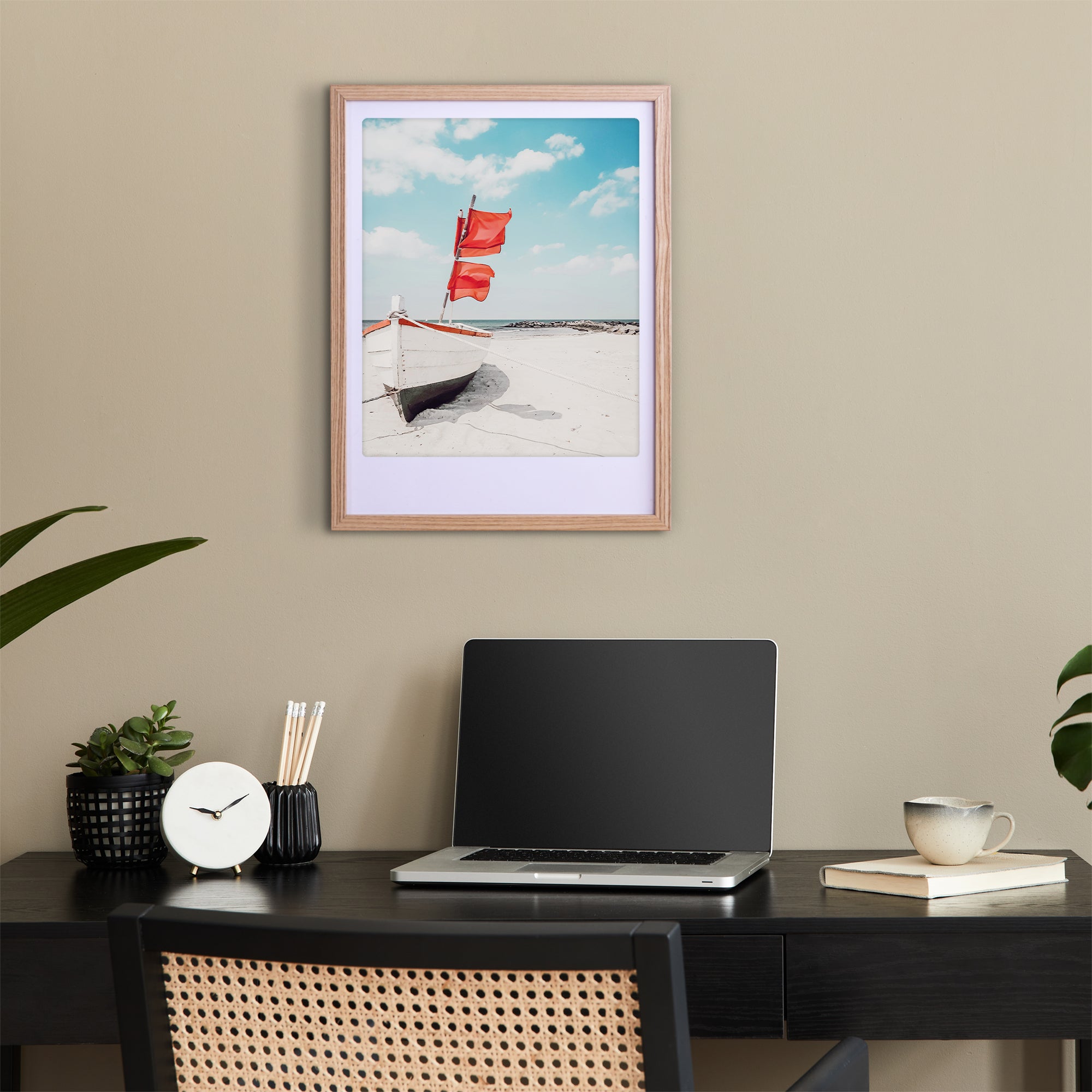 pickmotion-art-poster-boat-on-windy-beach-mit-echtglas-rahmen image 2
