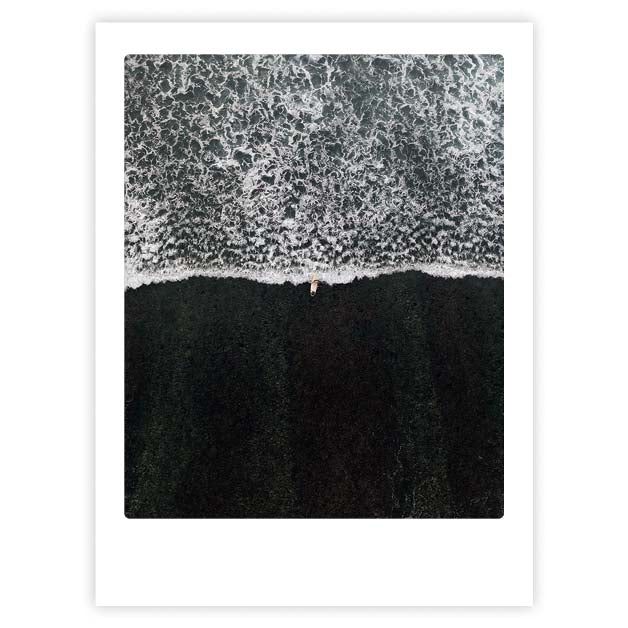 pickmotion-black-beach-art-poster-mit-echtglas-rahmen image 1