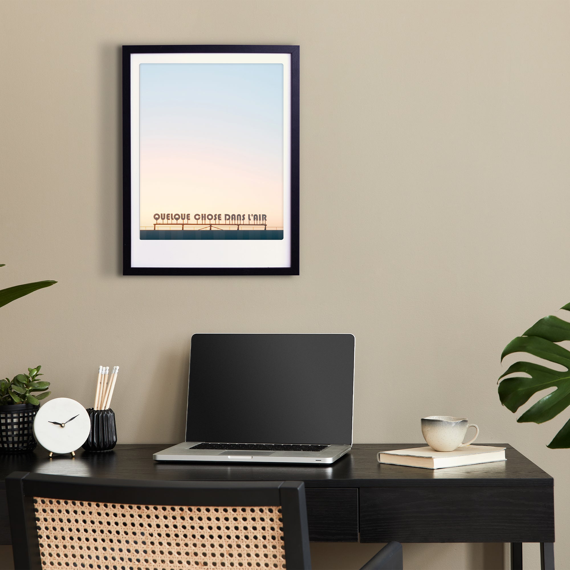 pickmotion-art-poster-quelque-chose-dans-lair-mit-echtglas-rahmen image 2